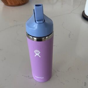 Hydro Flask Lavender Bottle with Blue Cap 18 ounce
